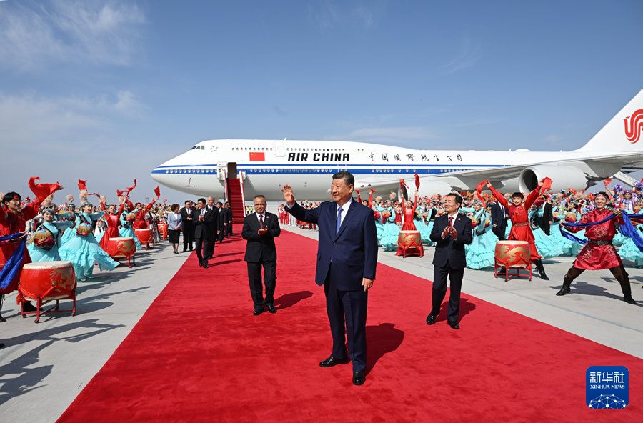 习近平率中央代表团抵达乌鲁木齐<br>出席新疆维吾尔自治区成立70周年庆祝活动